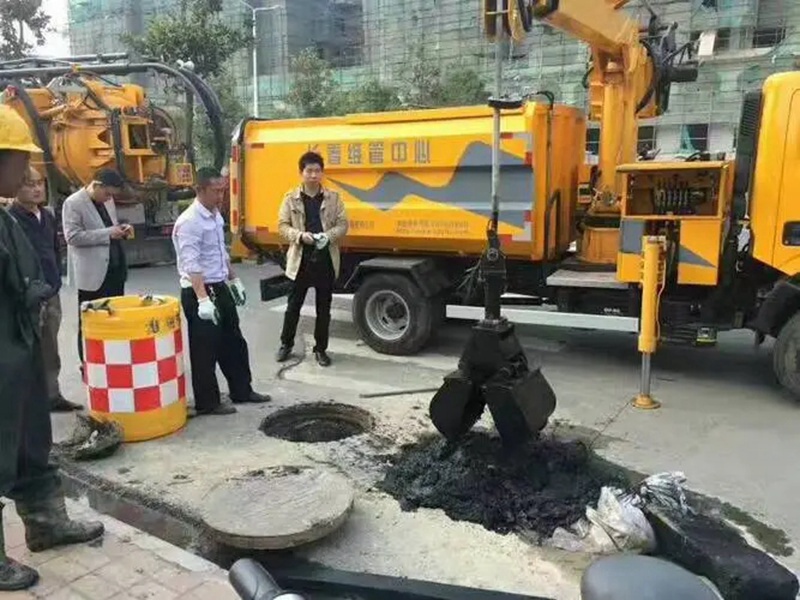 崆峒街道：网格员化身“清道夫”，为民解忧疏通“堵心”化粪池